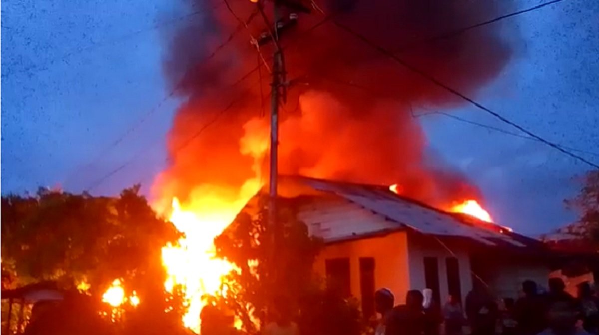Api melalap tiga unit bangunan dalam insiden kebakaran yang terjadi di RT 06 Kawasan Apui, Kota Masohi, Rabu malam (1/12/2021) (Foto : istimewa)