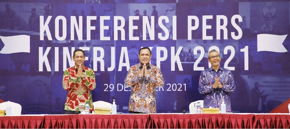 Ketua KPK Firli Bahuri (tengah), bersama Wakil Ketua KPK Nurul Ghufron dan Alex Marwata saat konferensi pers di Gedung KPK, Jakarta.