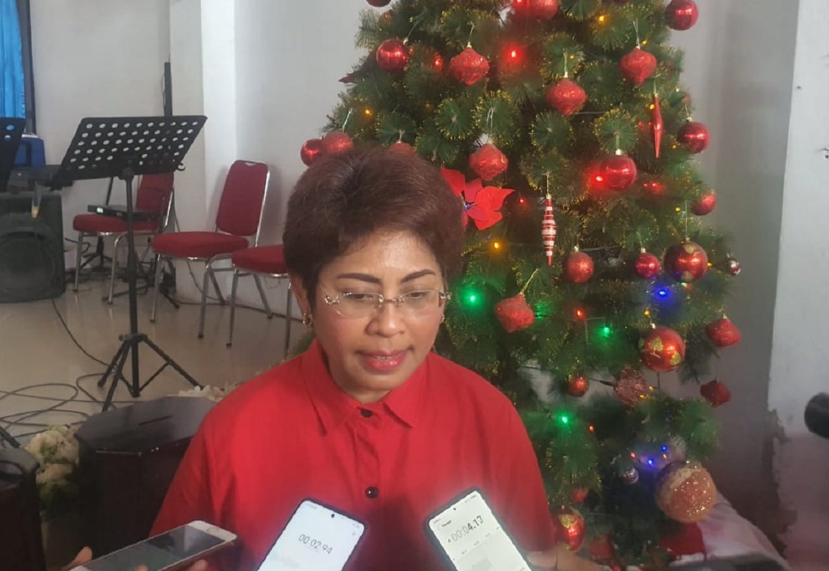 Anggota Komisi VII DPR RI Mercy Barends memberi keterangan kepada wartawan di Gedung Geraja Sinar, Kawasan Kudamati, Kota Ambon, Rabu (22/12/2021)