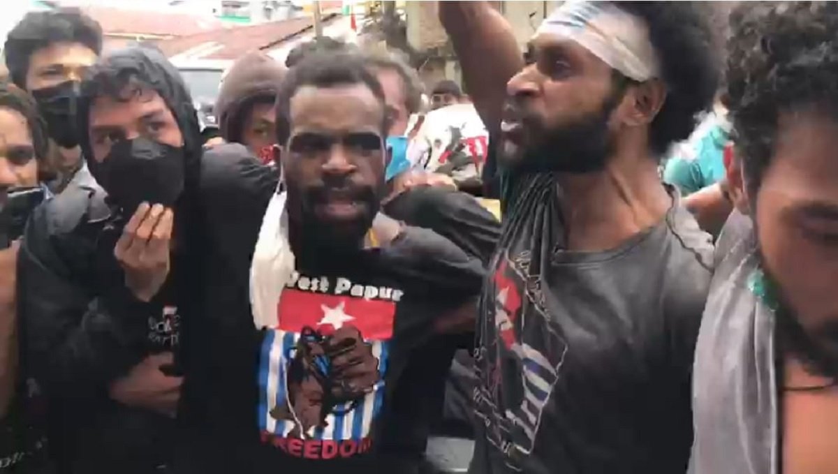 Sejumlah mahasiswa Papua, yang menggelar aksi unjuk rasa peringatan 60 tahun deklarasi kemerdekaan West Papua di Kota Ambon tampak berjalan pulang setelah dibubarkan polisi, Rabu (1/12/2021). (Foto: Istimewa)