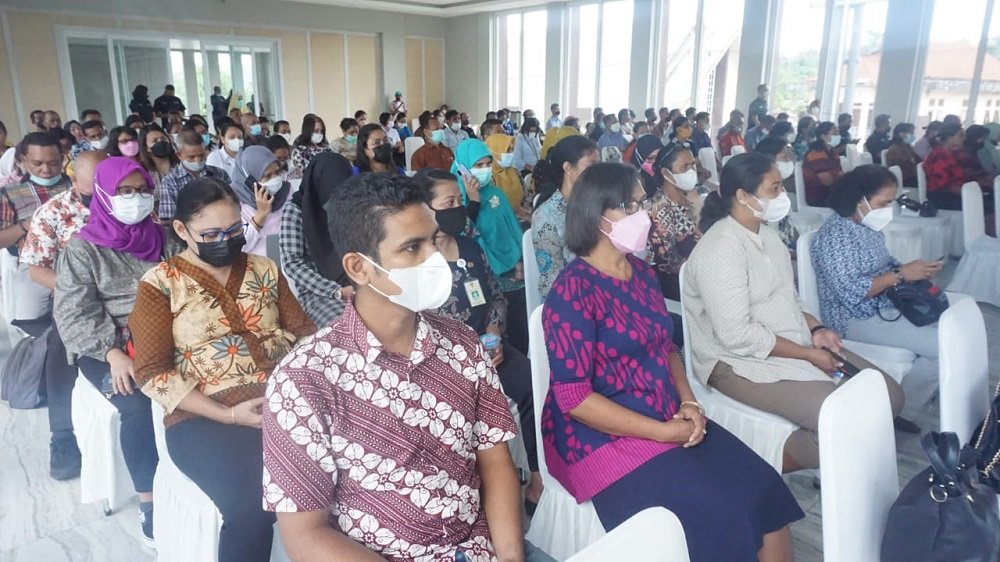 Para Bendahara OPD Pemkot Ambon saat mengikuti sosialisasi UU Pengelolaan Keuangan Daerah dan FGD di Sari Gurih Resto Lateri Kecamatan Baguala Kota Ambon, Maluku, Kamis (16/12/2021).