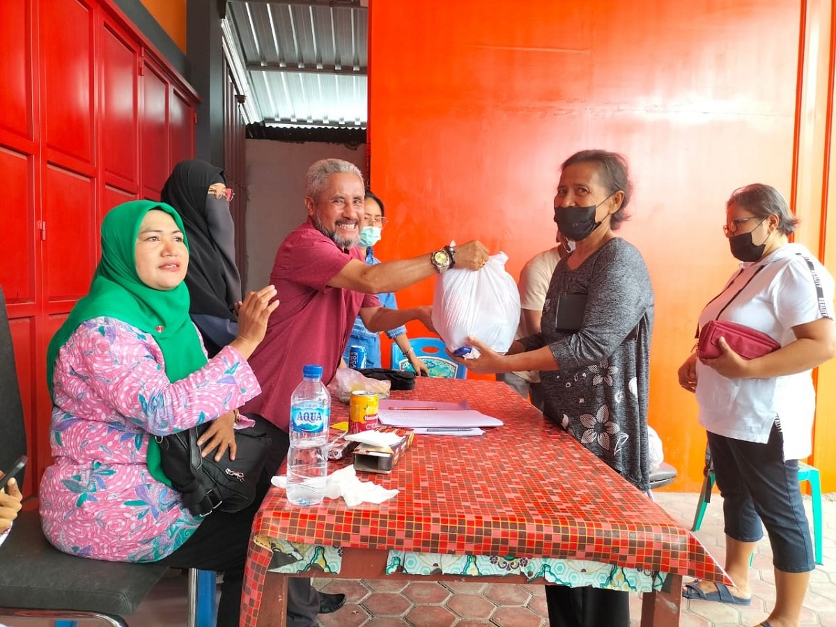 Panitia pasar murah yang digelar DIsperindag Kabupaten Maluku Tengah di Masohi, Jumat (10/12/2021)