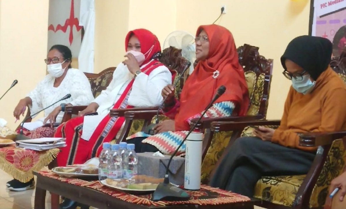 Anggota Fraksi PKS DPR RI Saadiah Uluputty, ST saat tampil menjadi pembicara pada Dialog Hari Ibu ke 93 di Kantor Bawaslu Provinsi  Maluku di Kawasan Karang Panjang Ambon, Kamis (23/12/2021).