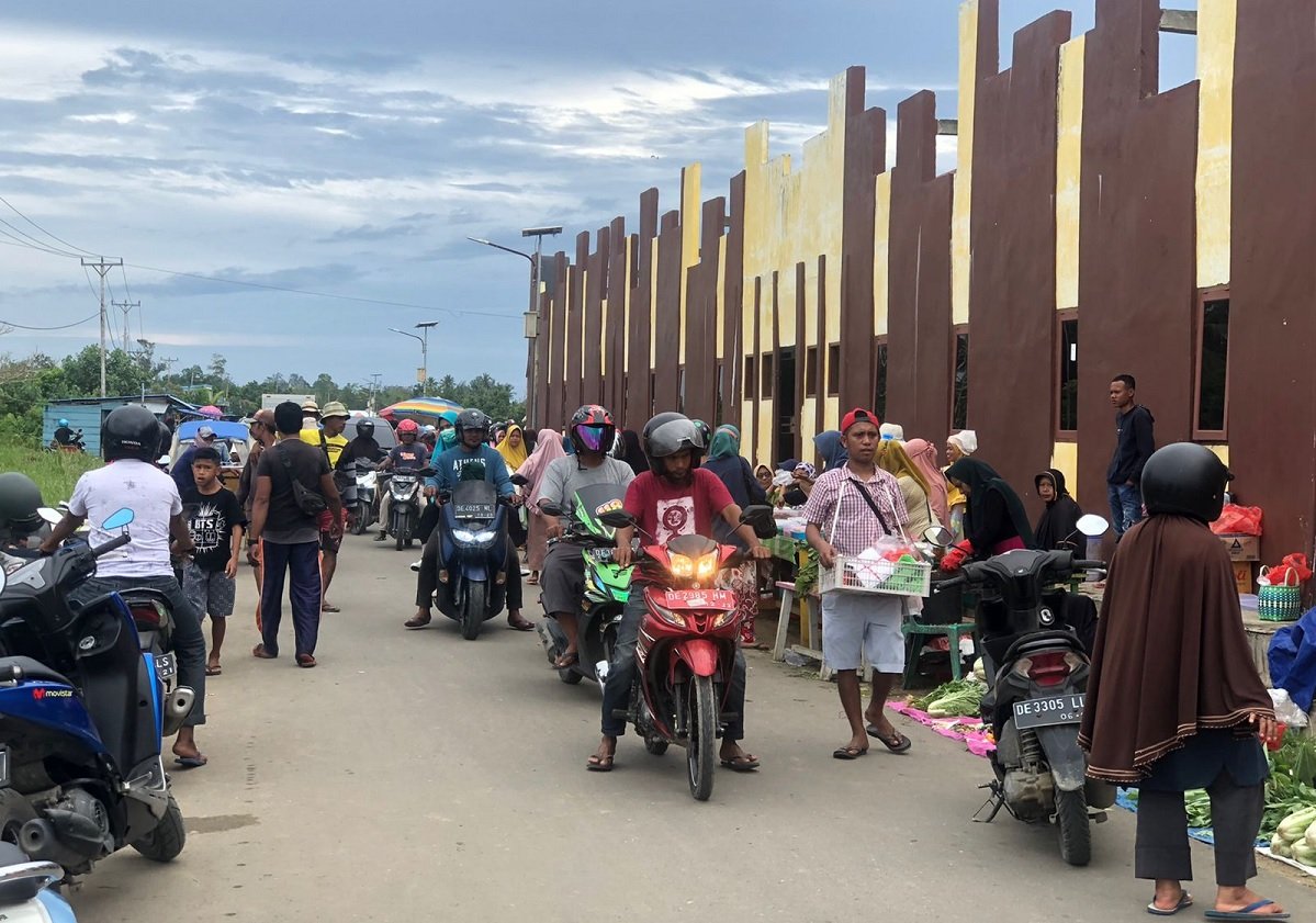 Puluhan PKL Pasar Gumumae Kota Bula menggelar dagangan di jalan raya sebagai bentuk protes kepada Pamkab SBT, Kamis (2/12/2021) (Foto; beritabeta.com)