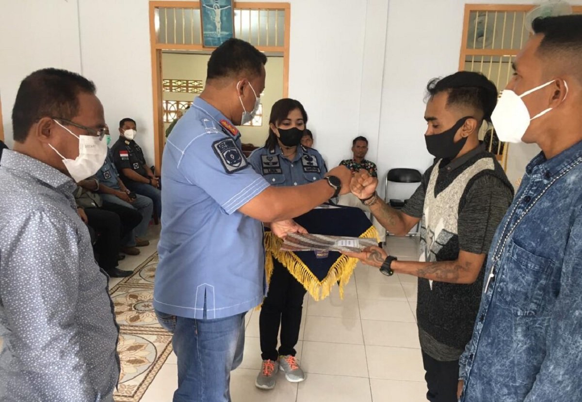 Kepala Lapas Kelas IIA Ambon, Saiful Sahri, tampak menyerahkan remisi Natal kepada seorang narapidana di Kantor Lapas Kelas II Ambon, Waiheru, Kota Ambon, Sabtu (25/12/2021). (Foto: Istimewa)