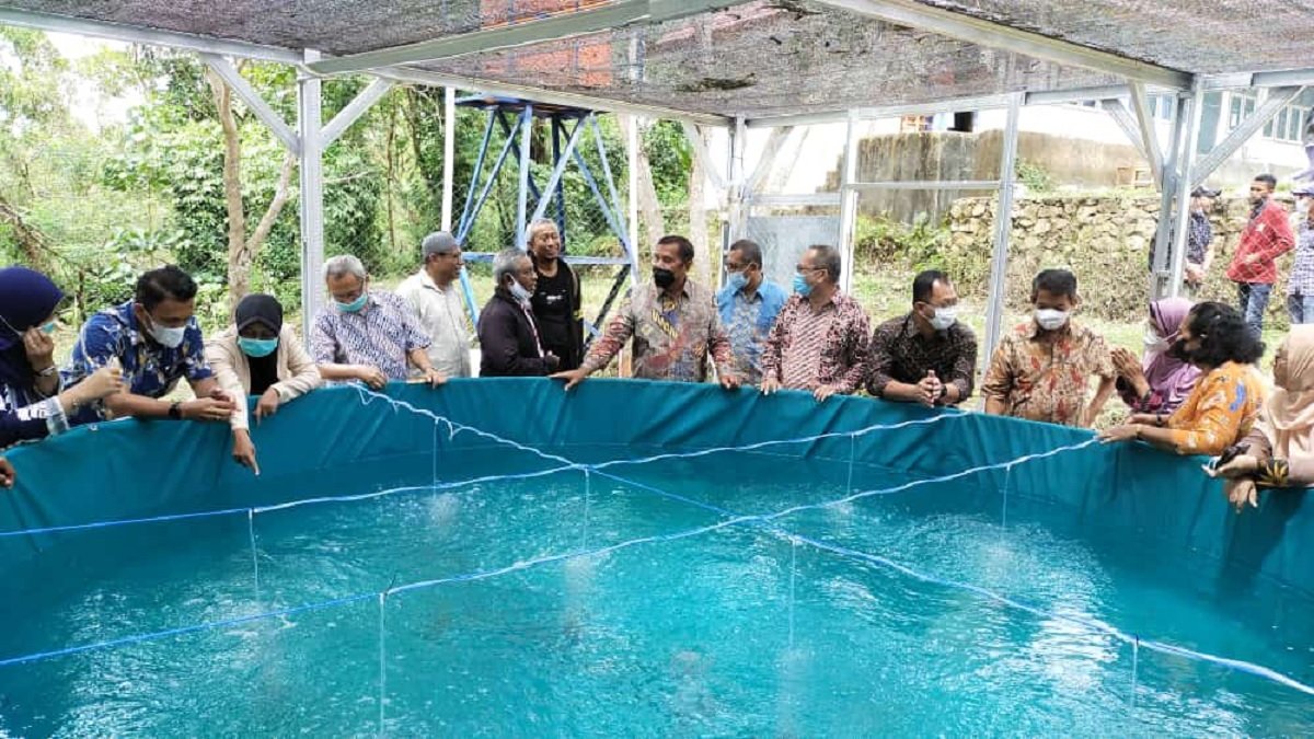 empat paket Sarana Perikanan Budidaya Sistem Bioflok senilai Rp 716 juta kepada kelompok masyarakat pembudidaya ikan di Maluku.