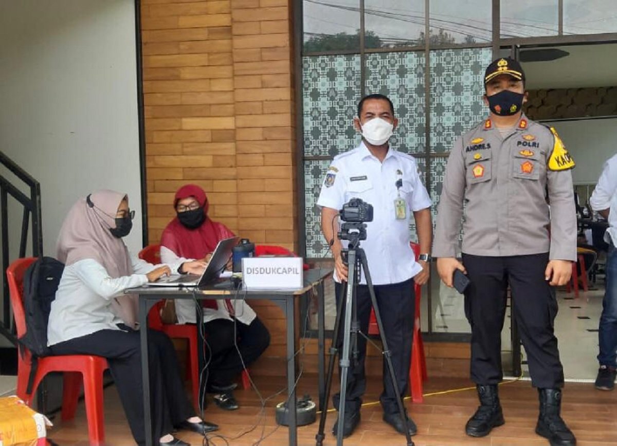 Kepala Disdukcapil SBT Sidik Rumalowak  dan Kapolres SBT AKBP Andre Sukendar saat memantau vaksinasi dan perekaman KTP
