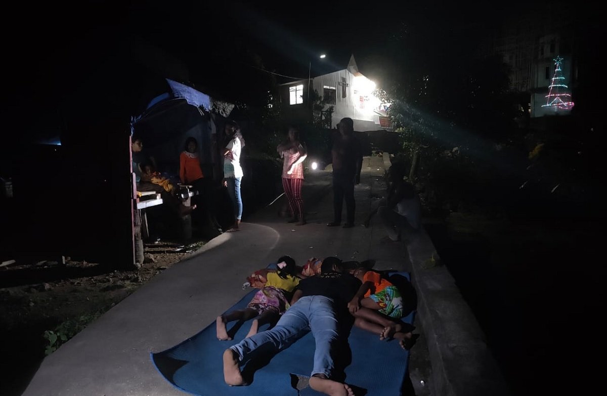 Warga di sejumlah desa di Pulau Damer, Kabupaten Maluku Barat Daya, tidur di luar rumah karena takut dengan gempa yang terjadi di daerah tersebut