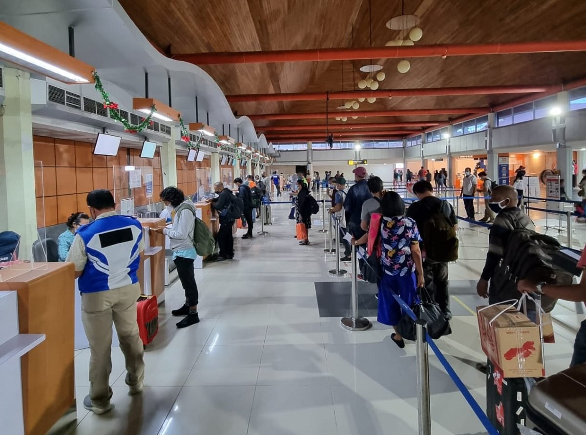 Aktivitas calon penumpang di Bandara Pattimura, Ambon