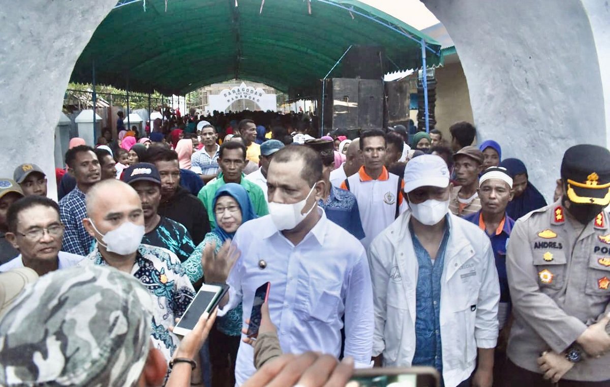 Bupati SBT Abdul Mukti Keliobas saat memberikan keterangan kepada wartawan di Kediaman Raja Amarsekaru, Kecamatan Pulau Gorom, Minggu (31/01/2022)