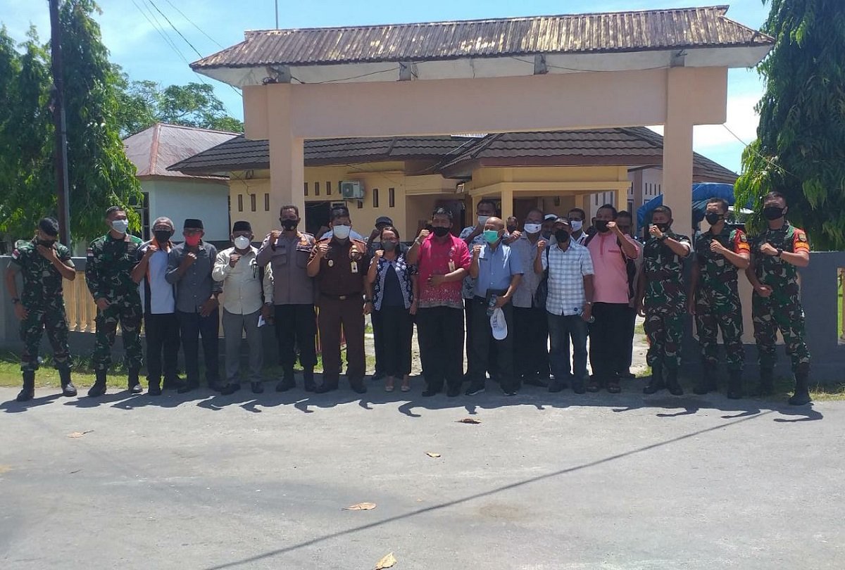 Forkompimcam Saparua dan Saparua Timur, serta para KPN Pulau Saparua pose bersama di depan Kantor Camat Saparua, Kabupaten Maluku Tengah.