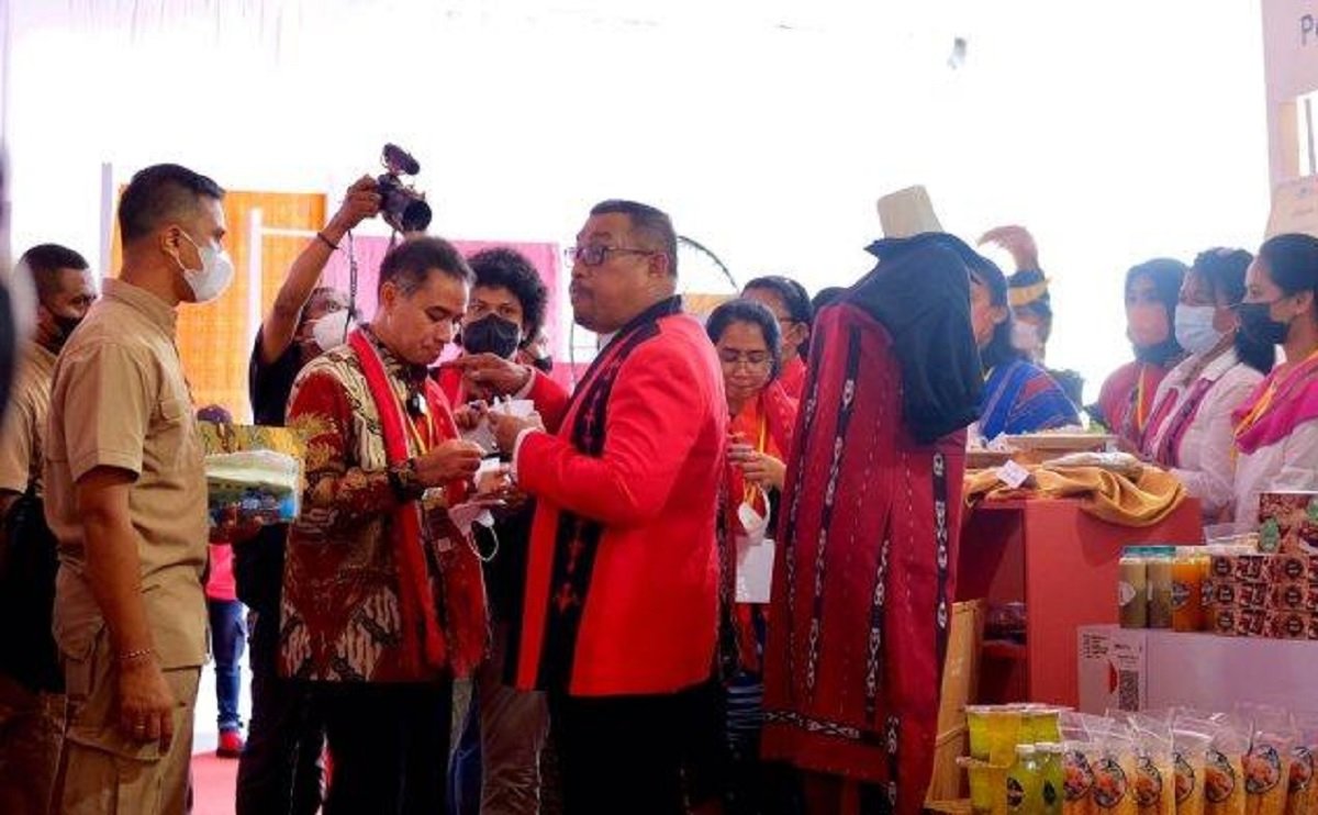 Gubernur Maluku, Murad Ismail saat mencicipi produk UMKM di lapangan tahapary, Kota Ambon, Senin (29/11/2021).