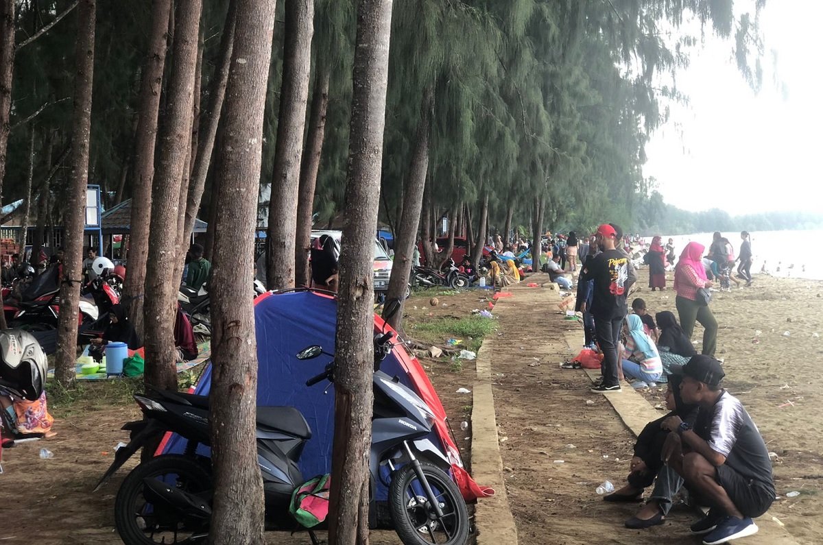 Ribuan orang memadati pantai wisata Gumumae di Kota Bula, Kabupaten SBT (Foto : beritabeta.com)