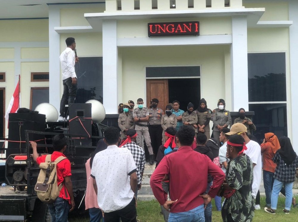 Puluhan mahasiswa di Kota Bula saat menggelar aksi demo memprotes kenaikan tarif angkot di KIantor Dinas Perhubungan Kabupaten SBT, Kamis (20/01/2022).