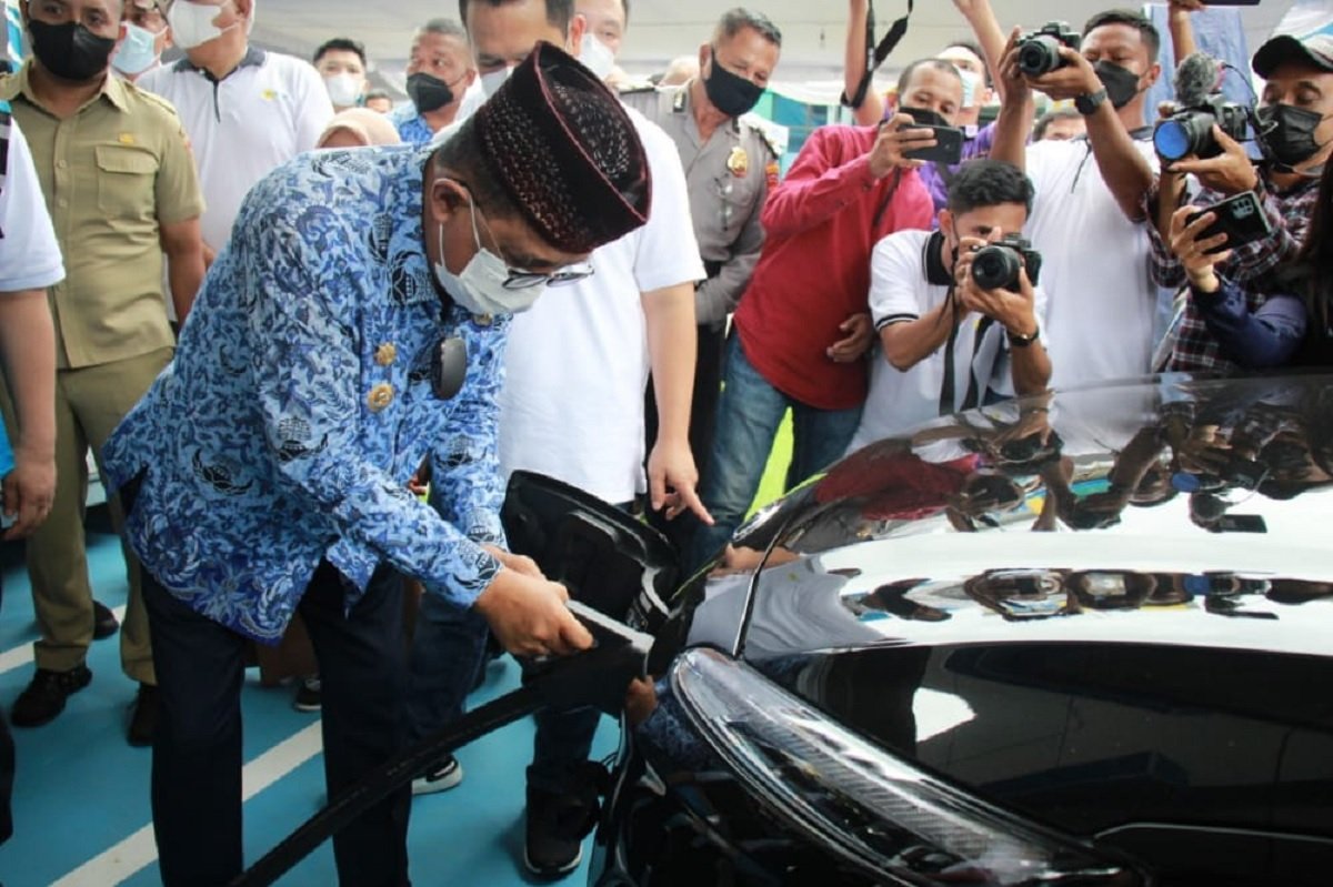 Wali Kota Ambon Richard Louhenapessy melakukan uji coba pengisian tenaga listrik saat meresmikan  SPKLU  di Kota Ambon, Senin (17/1/2022). (Foto : beritabeta.com)