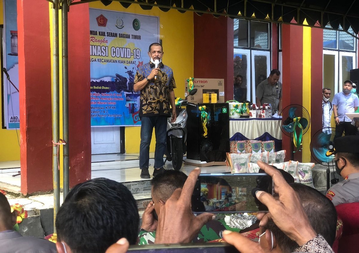 Bupati Kabupaten Seram Bagian Timur [SBT] Abdul Mukti Keliobas saat menyampaikan sambutan di lokasi vaksinasi Kecamatan Kiandarat. (foto : beritabeta.com)