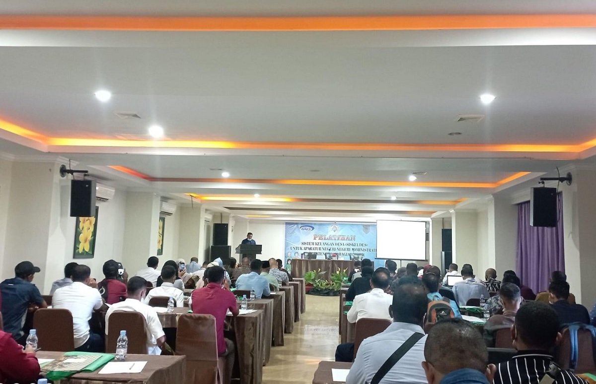 Kegiatan pelatihan Sistem Keuangan Desa [Siskeudes]  yang berlangsung  di Hotel Pasifik Kota Ambon, Senin (10/01/2022).
