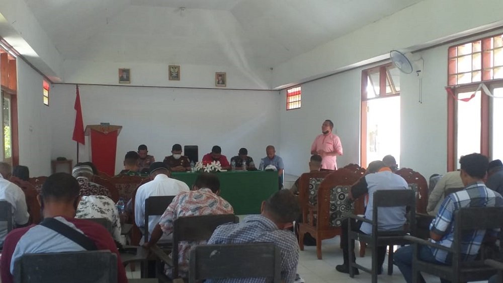 Pertemuan Forkompimcam Sparua dan Saparua Timur serta KPN Pulau Saparua di Aula Kecamatan Sparua, Maluku Tengah, Kamis (27/01/2022).