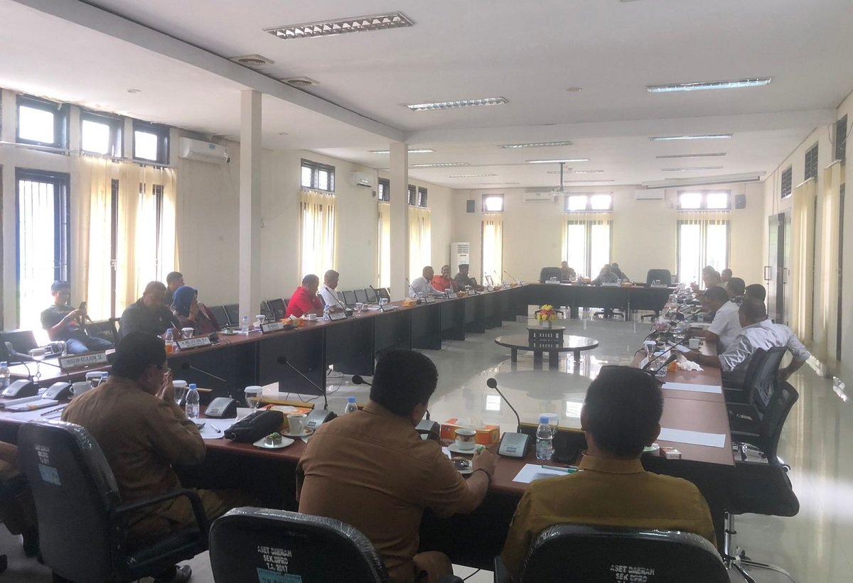 Rapat Dengar Pendapat gabungan komisi bersama Pemkab SBT yang berlangsung di ruang rapat kerja DPRD SBT, Selasa (18/01/2022).