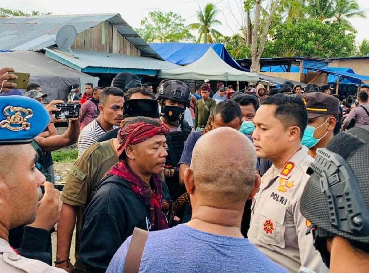 Kapolres Pulau Buru AKBP Agia Febry Kusumawiatmaja dan Anggotanya saat tiba di Desa Wamsaid untuk melihat korban dan memenangkan massa dari keluarga korban (Foto : Istimewa)