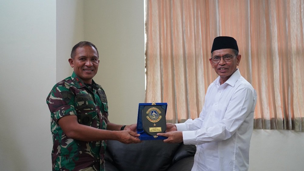 Rektor IAIN Ambon Dr Zainal Abidin Rahawarin menerima cenderamata dari Danlantamal IX Ambon, Brigjen TNI (Mar) Said Latuconsina.