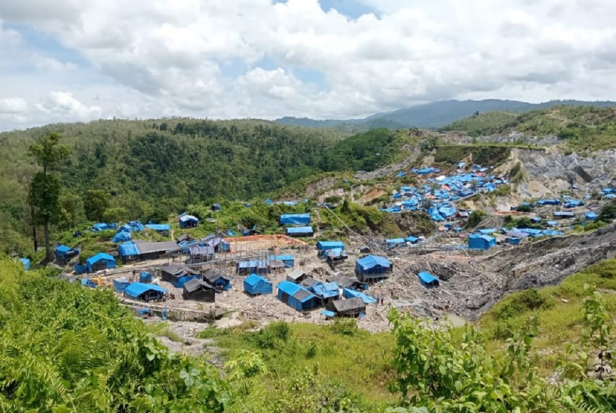 Kawasan tambang emas ilegal Gunung Botak yang kembali dipenuhi tenda biru para penambang