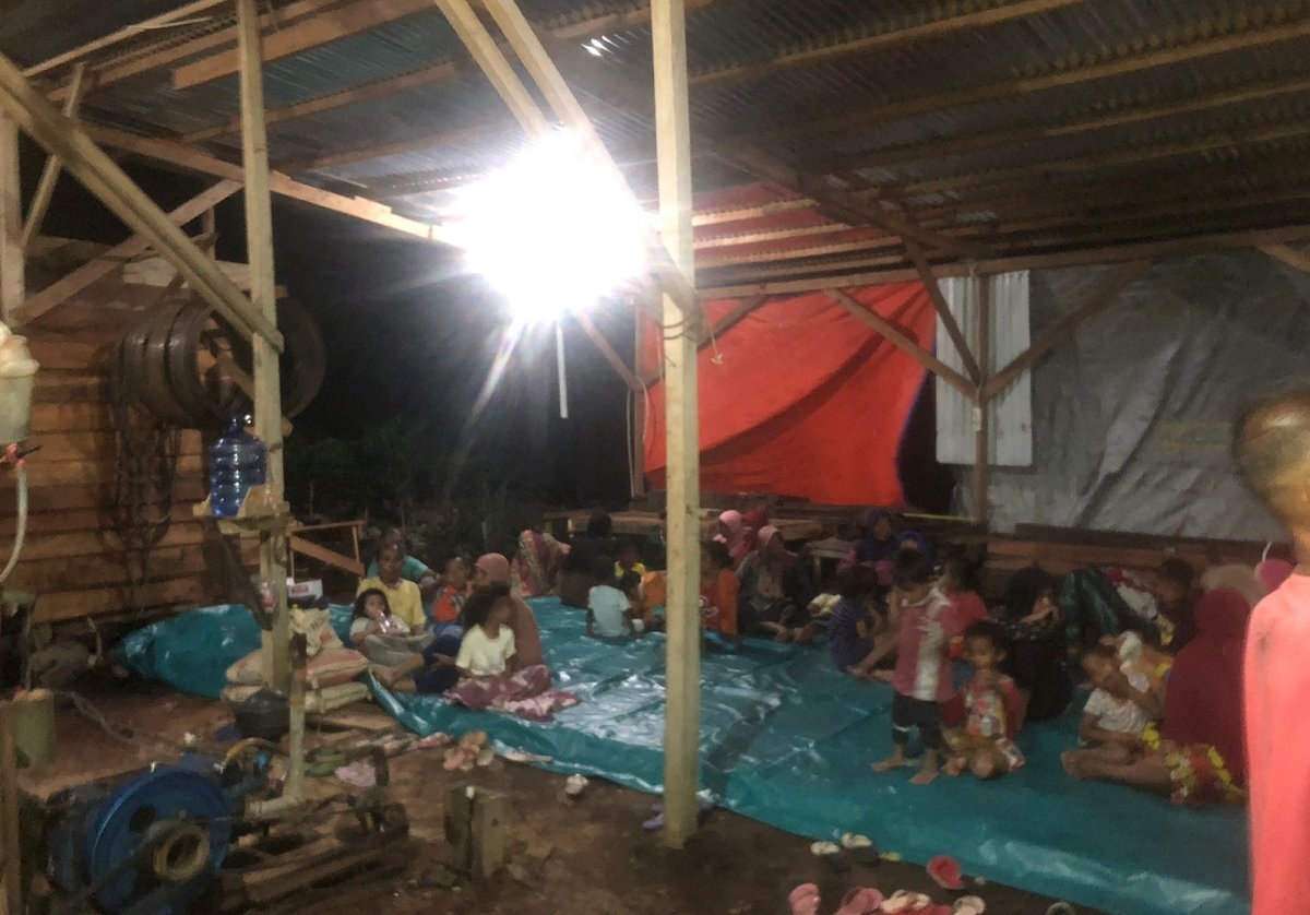 Puluhan KK warga Hote, Kecamatan Bula Barat, Kabupaten SBT mengungsi ke daerah  lebih tinggi, setelah pemukiman mereka diterjang banjir rob, Selasa (22/2/2022) (Foto : Istimewa)