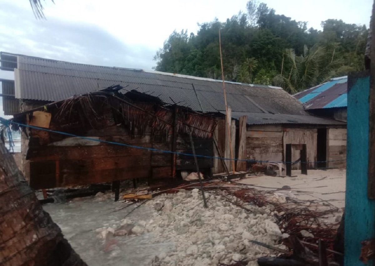 Rumah warga di Kesui Watubela hancur diterjang gelombang