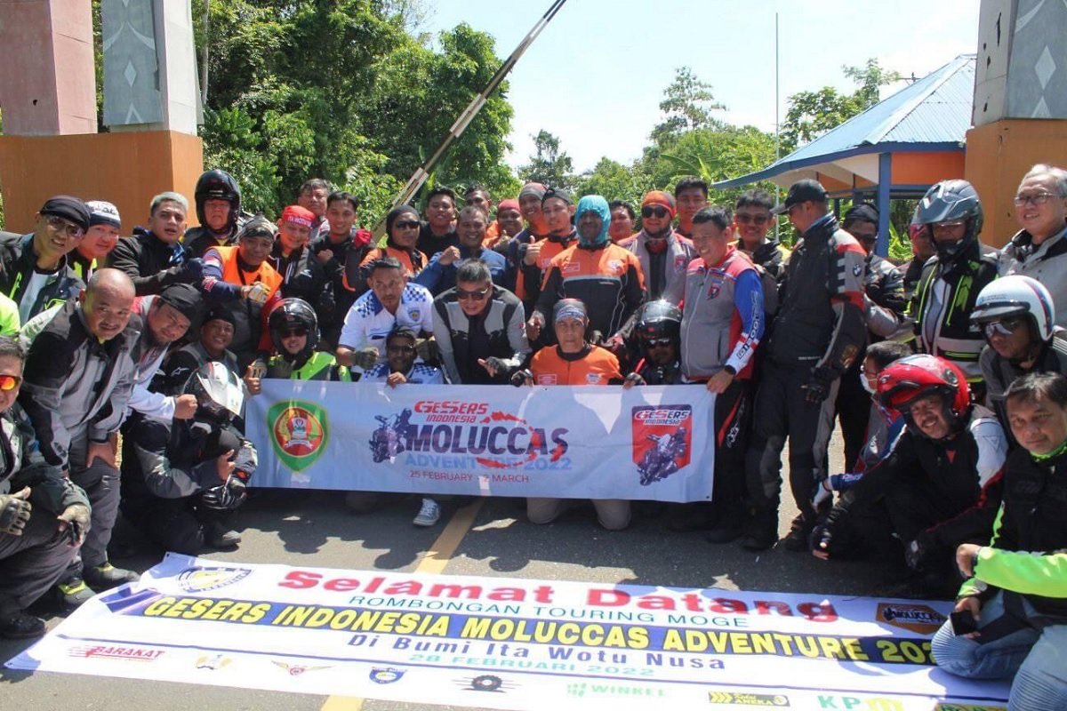 Pengurus IMI SBT dan YVCI Bula menjemput Rombongan Touring Moge GeSers Indonesia Motor Club di perbatasan Maluku Tengah - SBT