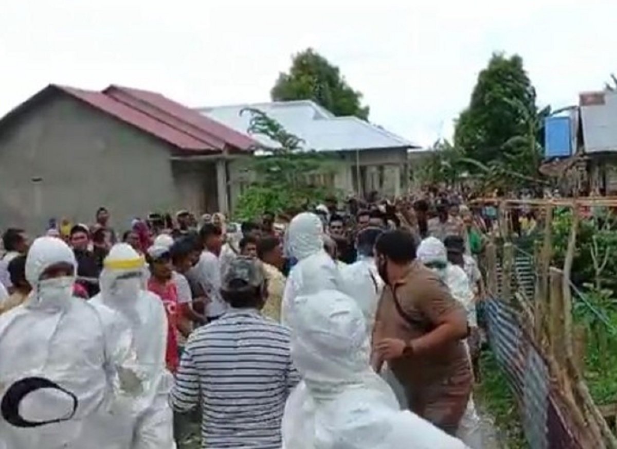 Petugas Covid-19 dikejar dan dilempar massa yang merebut jenazah pasien Covid di Kabupaten SBB (Tanggapan Layar)