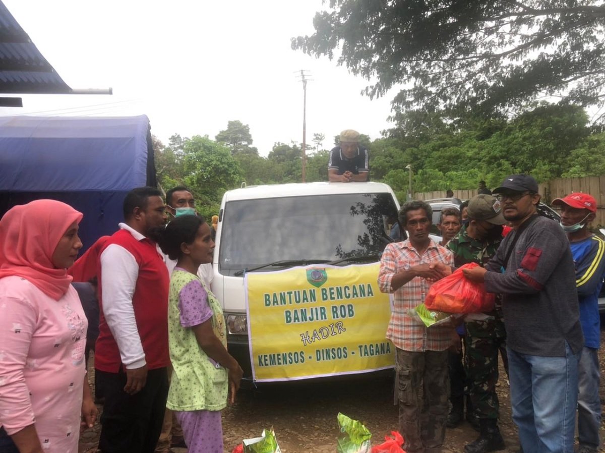 Dinas Sosial SBT menyalurkan bantuan Sembako kepada warga terdampak di tenda pengungsian Negeri Hote, Kecamatan Bula Barat. (Foto : beritabeta.com)
