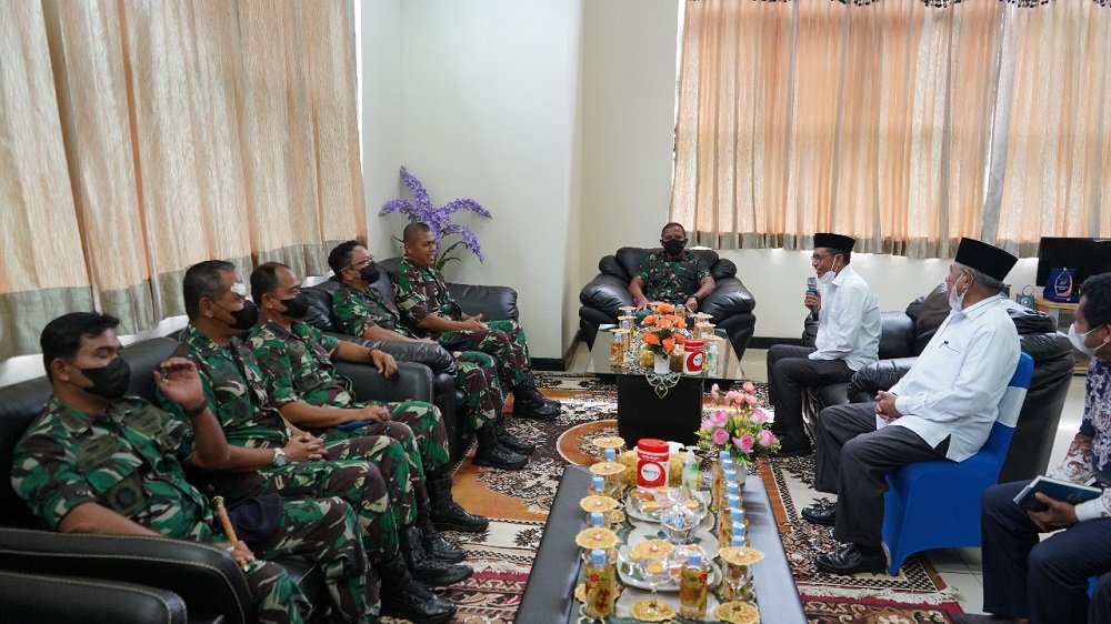 Pertemuan Danlantamal IX Ambon, Brigjen TNI (Mar) Said Latuconsina dan jajaran, bersama Rektor IAIN Ambon Dr. Zainal Abidin Rahawarin di kampus IAIN Ambon Kamis, (24/02/2022).