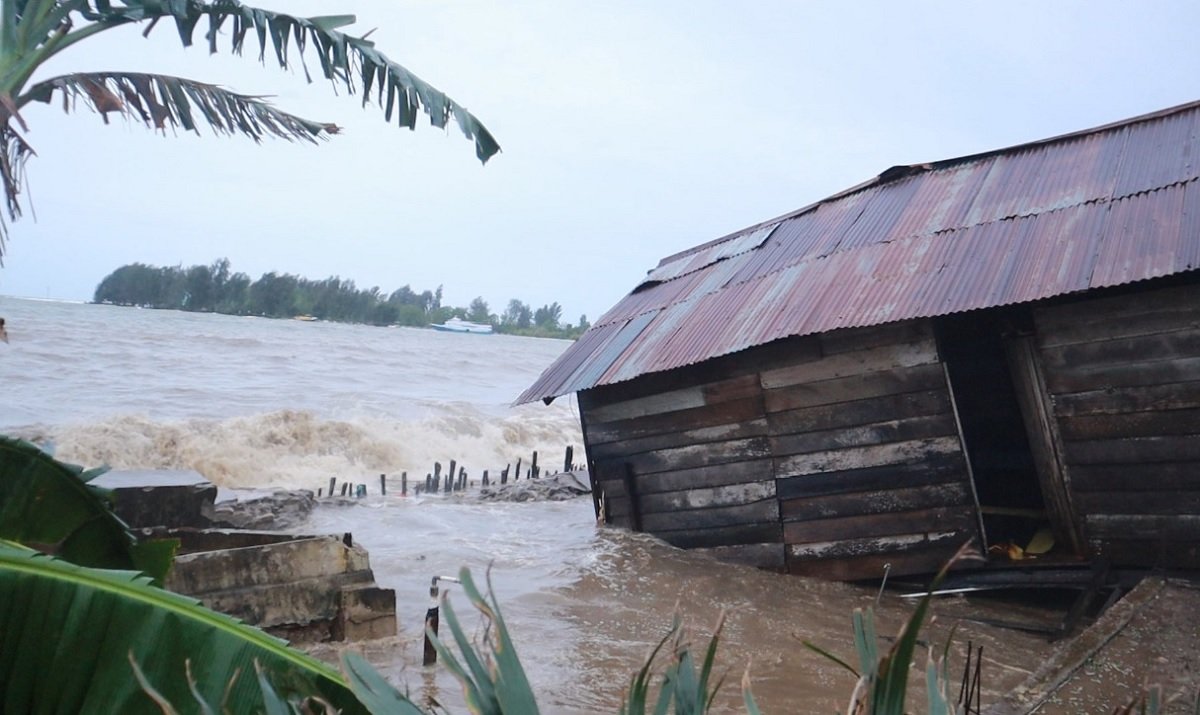 1 unit rumah warga Desa Sesar ambruk dihantam gelombang pasang pada Selasa sore (22/2/2022) (Foto : Humas Polres SBT)