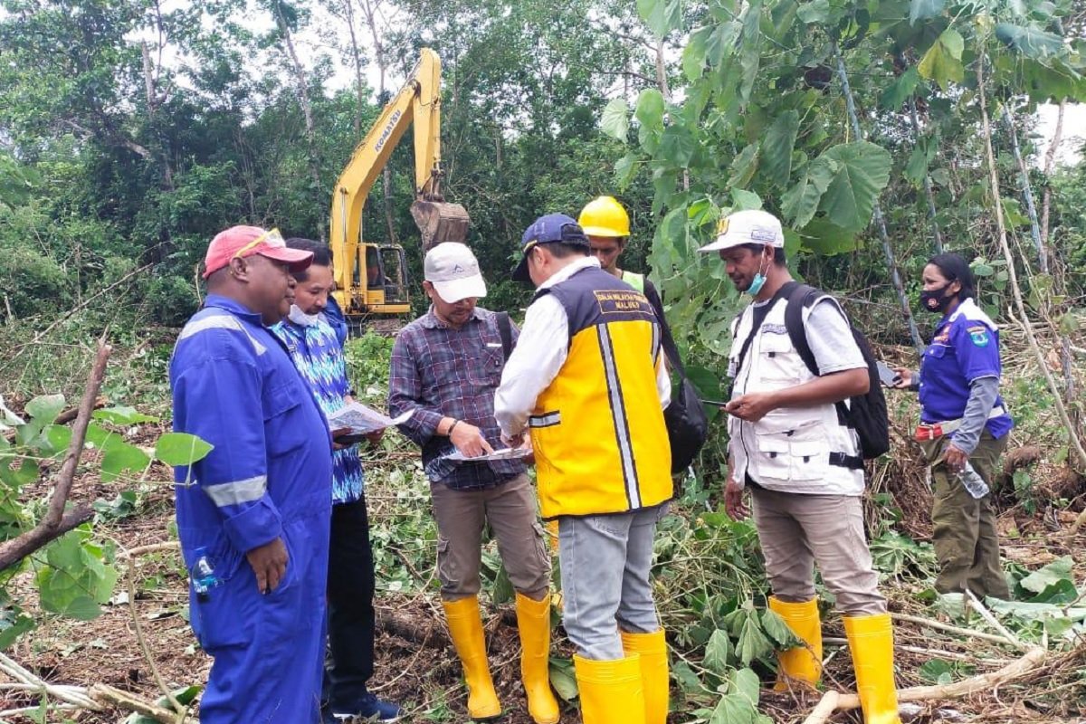 BWS Maluku bersama Dinas PU dan Pemerintah Negeri Administratif Wailola memantau kegiatan pembongkaran lahan pembangunan Embung di Kota Bula (foto : beritabeta.com)