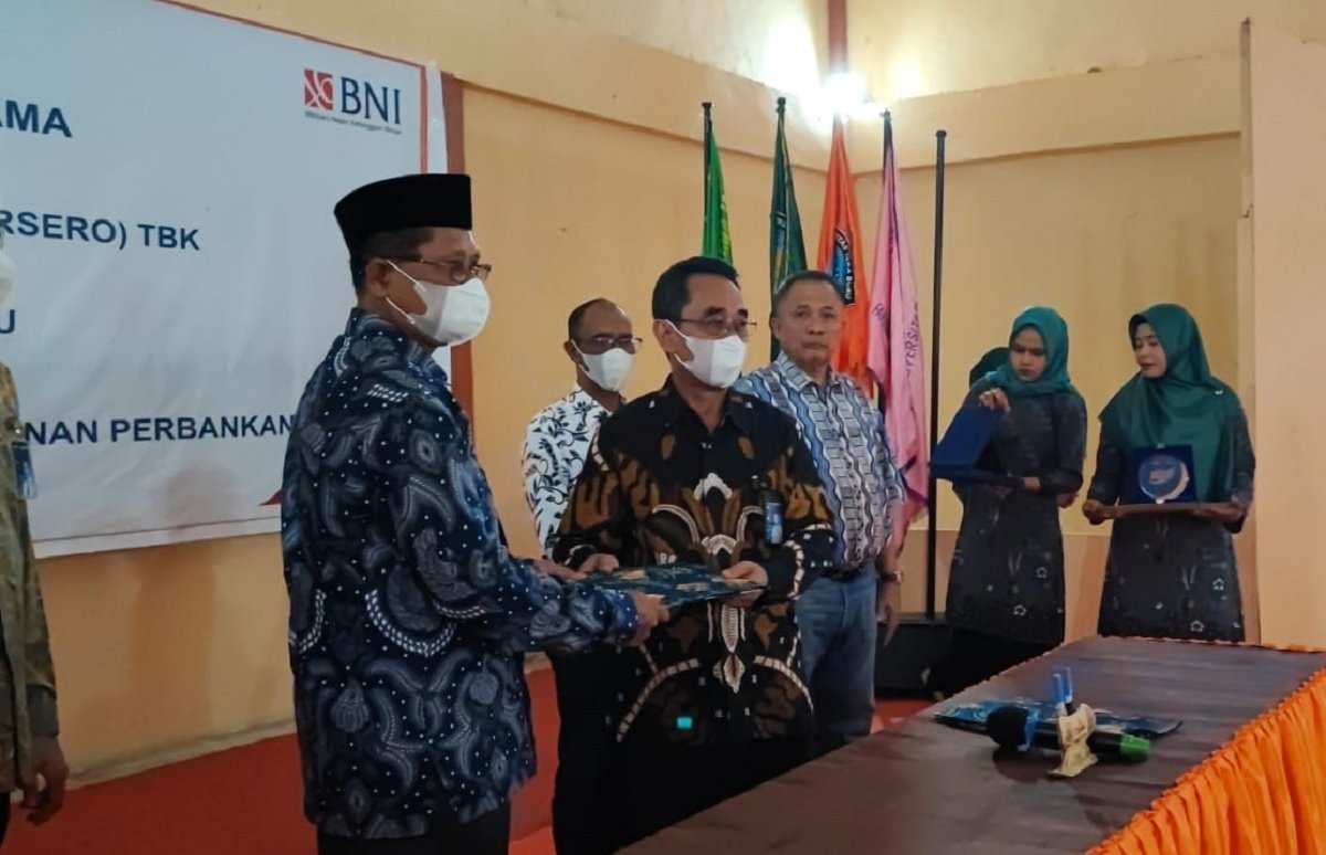 penandatangan MoU yang dilakukan Wakil Pimpinan BNI Cabang Ambon, Amin Tohari dengan Ketua Yayasan Muslim Buru, Ismiran Watiheluw yang berlangsung  di Auditorium AR Tukuboya, Jumat (25/3/2022).
