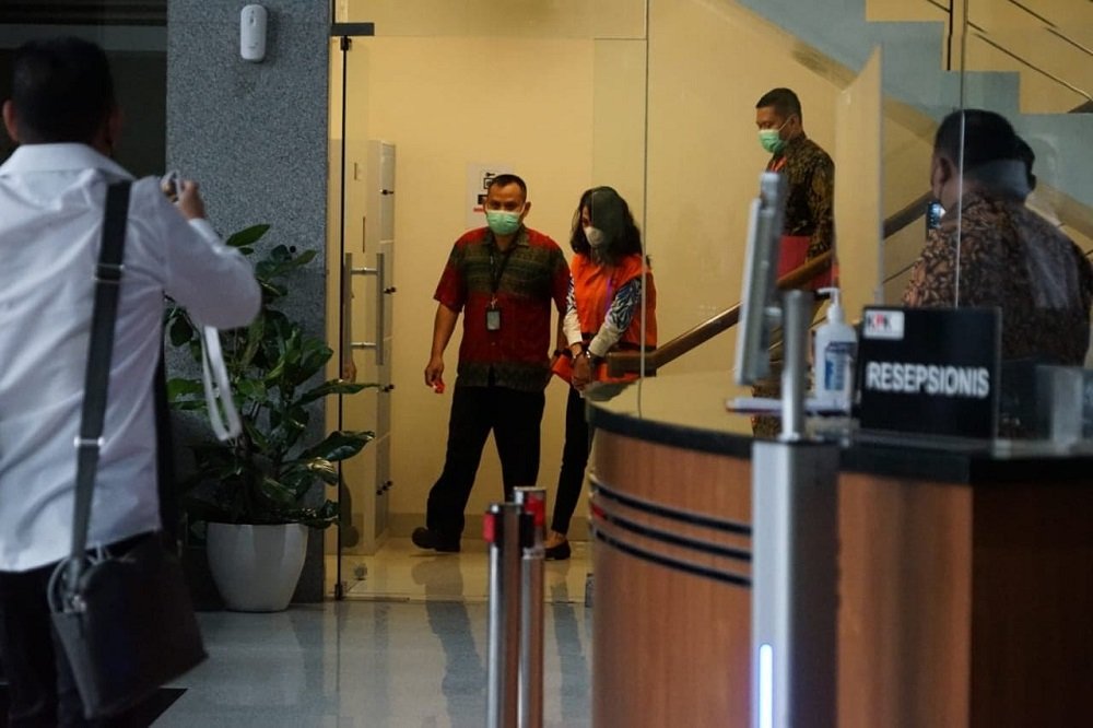 Tersangka Ivana Kwelju [Rompi Oranye] saat digelendang oleh Petugas KPK untuk menjalani penahanan di Rutan Gedung Merah Putih KIPK, Jakarta.