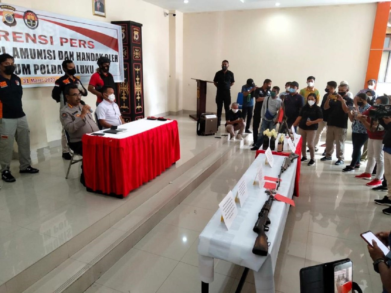 Kabid Humas Polda Maluku Komisaris Besar Polisi [Kombes Pol] Mohamad Roem Ohoirat dalam konferensi pers di Mapolda Maluku, Jalan Rijali Kelurahan Batu Meja Kecamatan Sirimau, Kota Ambon, Provinsi Maluku, Kamis (31/03/2022).