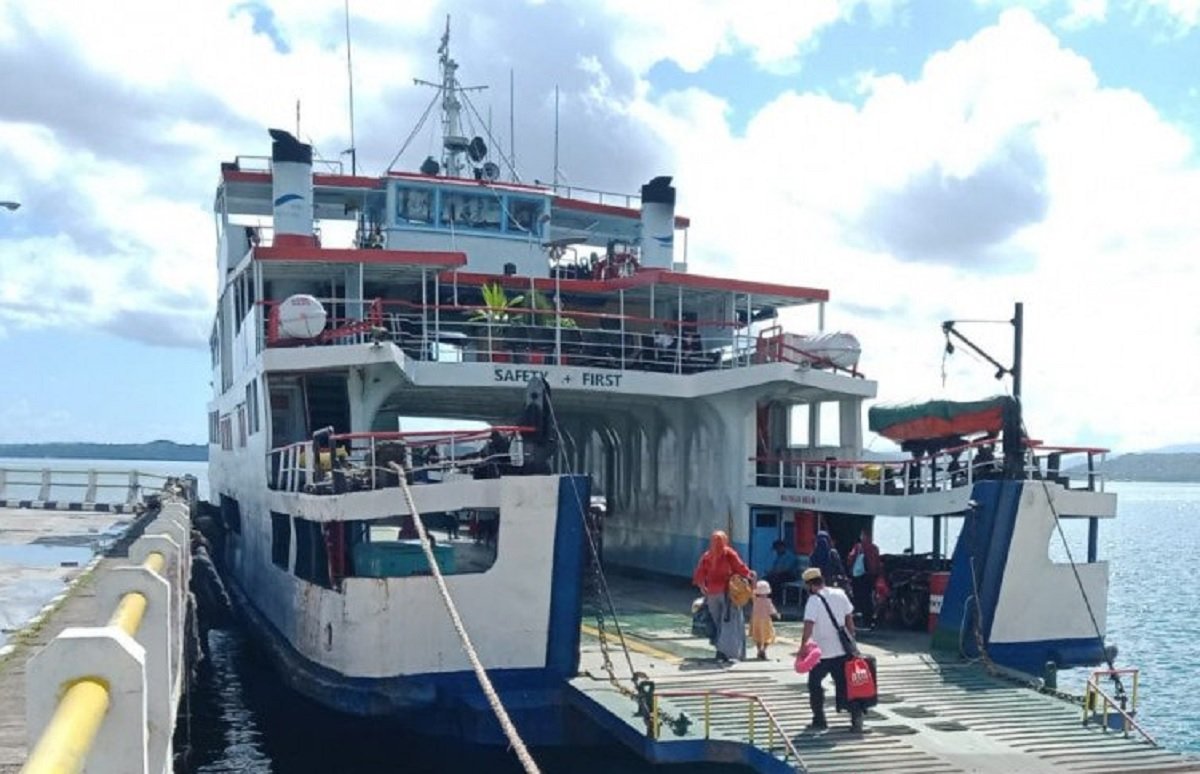 Pelabuhan kapal feri di Pulau Ambon