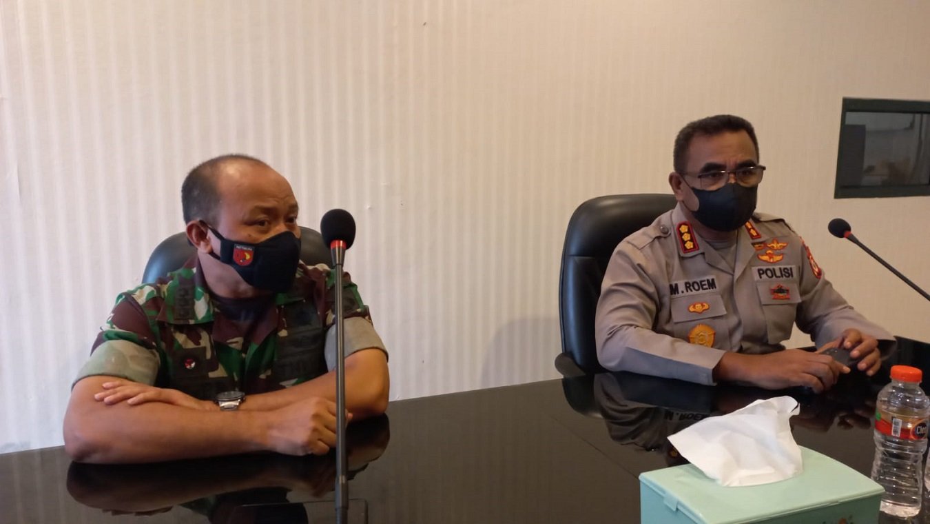 Kapendam XVI/Pattimura Kolonel Arh Adi Prayoga, dan Kabid Humas Polda Maluku Kombes Pol Mohamad Roem Ohoirat.