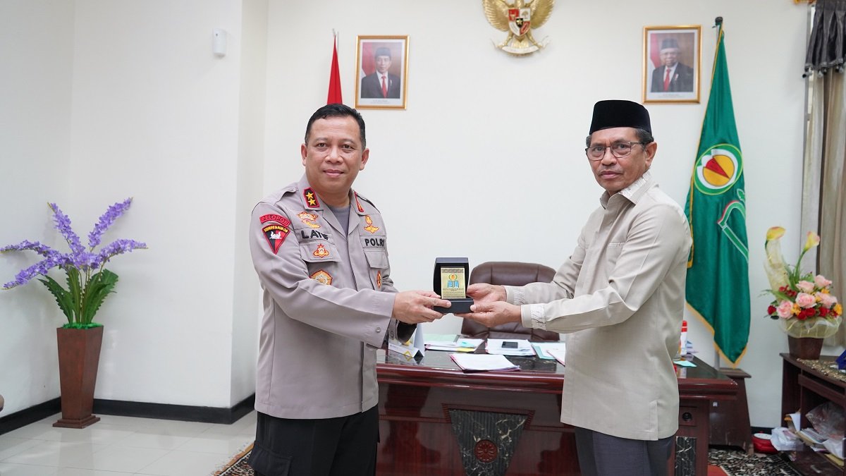 Kapolda Maluku dan Rektor IAIN Ambon saling baku tukar cendramata di Ruang Kerja Rektor IAIN Ambon Kamis, (31/03/2022).