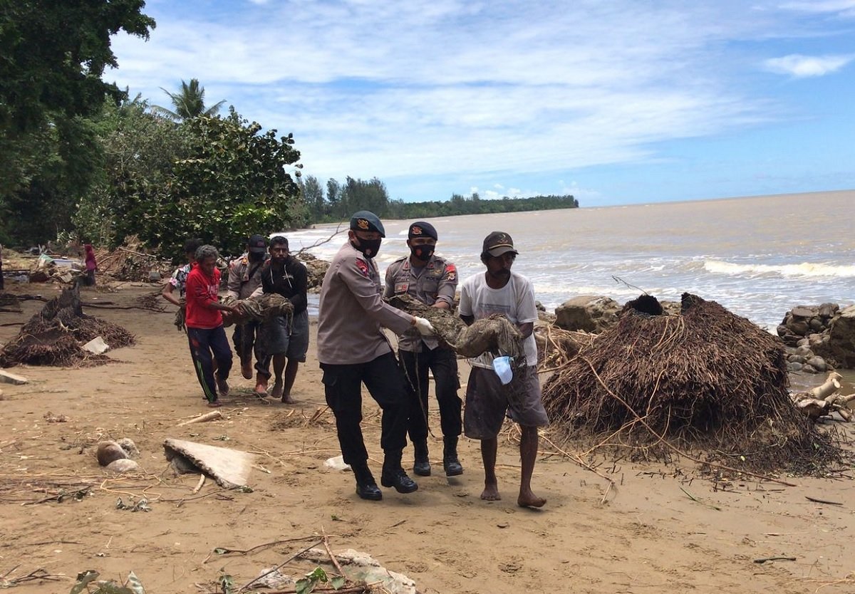 TNI-Polri bersama masyarakat mengevakuasi kerangka jenazah di TPU Negeri Hote, Kecamatan Bula Barat, Kabupaten Seram Bagian Timur [SBT] pada 23 Februari 2022 lalu.