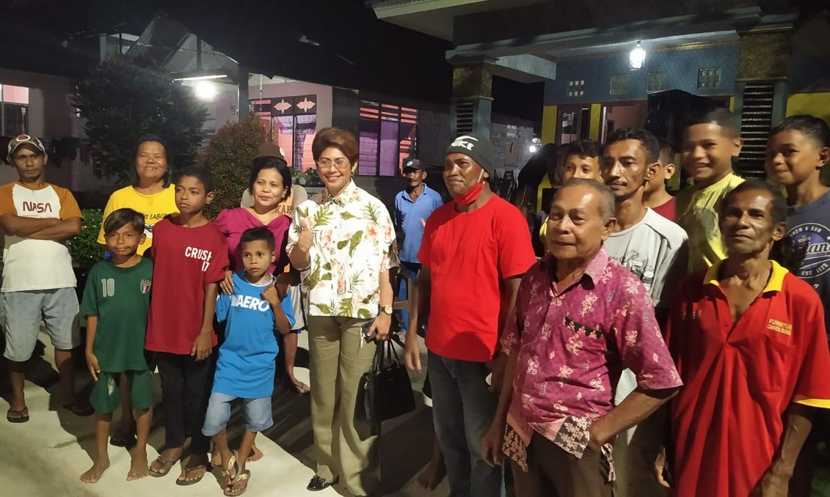 Anggota DPR RI Dapil Maluku Mercy Chriesty Barends bersama sejumlah warga saat meninjau lokasi pembangunan PJU tenaga surya  di Desa Hunuth Durian Patah Kota Ambon, Sabtu malam (19/3/2022) (Foto : Istiemwa)