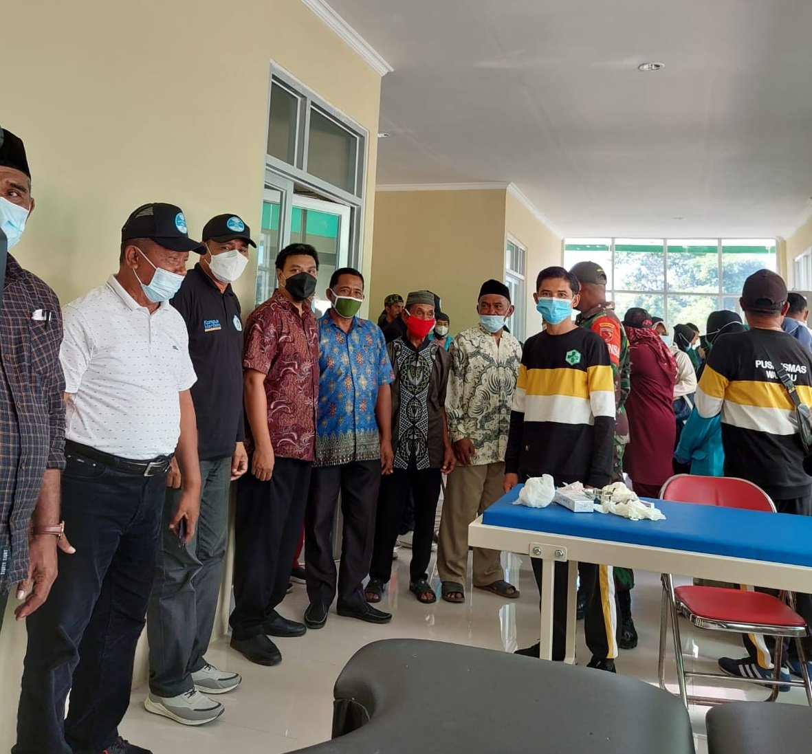 Pengobatan dan Khitanan Massal di Puskesmas Kecamatan Liliali, Kabupaten Buru.