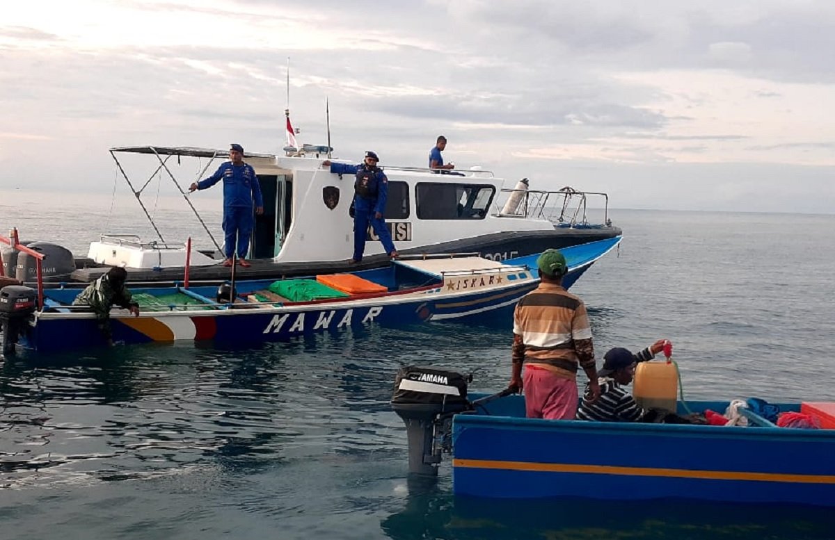 Polairud Polres SBT atau Crew KP. XVI -2015 melakukan pencarian empat nelayan yang hilang dengan menggali informasi dari sejumlah nelayan di perairan Pulau Seram pada Selasa (8/3/2022) (Foto : Istimewa)