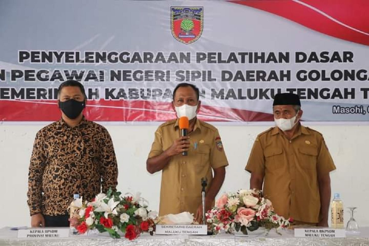 Sekretaris Daerah Malteng Rakib Sahubawa saat membuka Diklat Prajabatan di Masohi