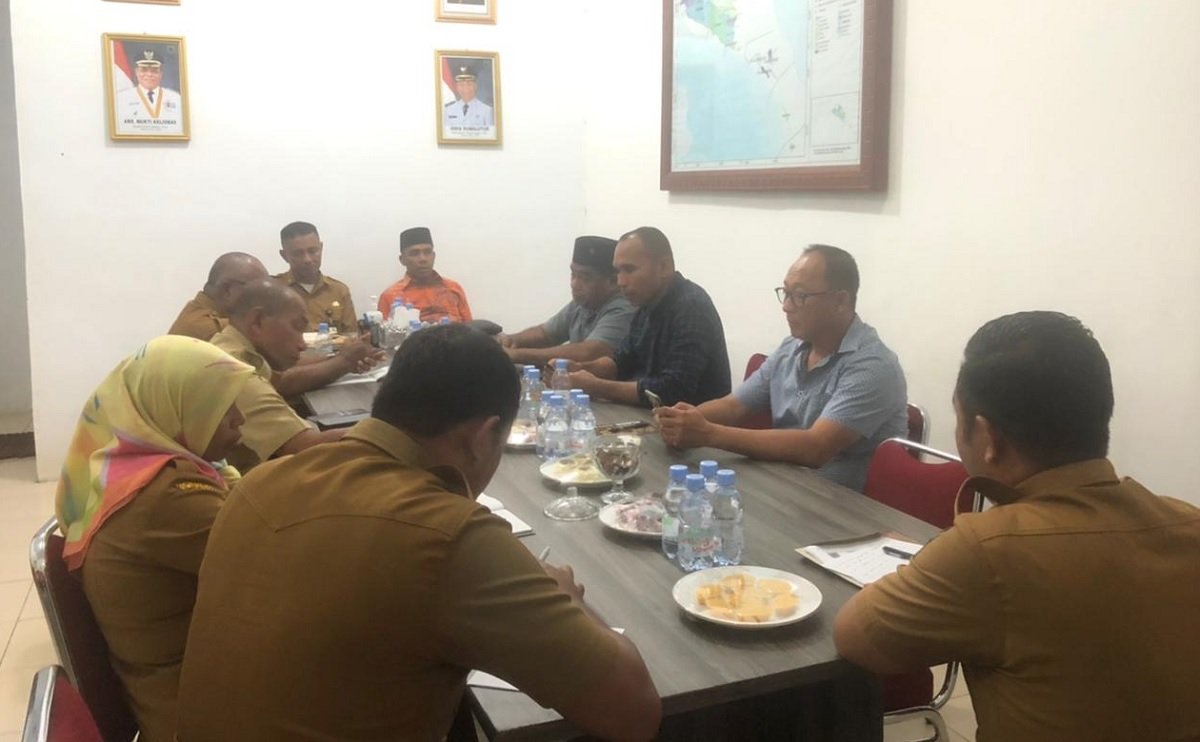 Rapat bersama Komisi I DPRD Maluku bersama Pemkab SBT membahas masalah birokrasi di tubuh Pemkab SBT, Selasa (22/3/2022) (Foto : beritabeta.com)