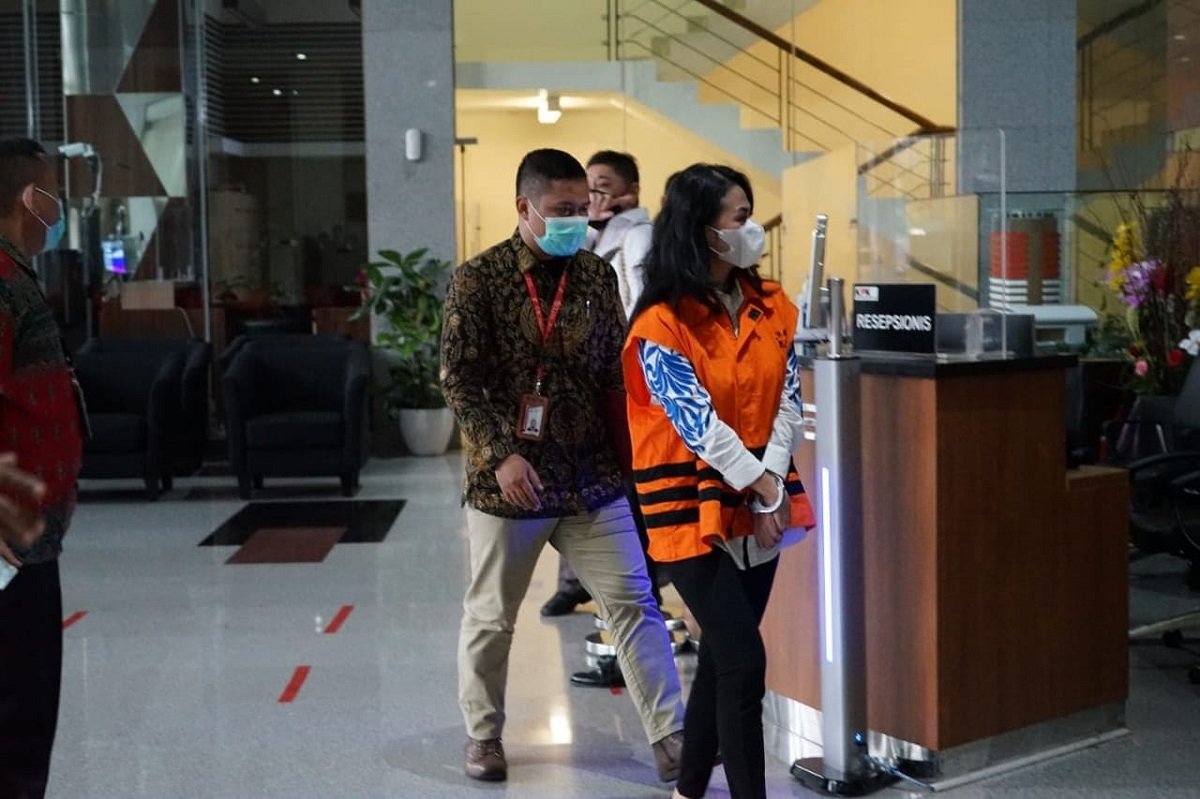 Tersangka Ivana Kwelju mengenakan Rompi Oranye di Gedung KPK Jakarta, Rabu (02/03/2022).