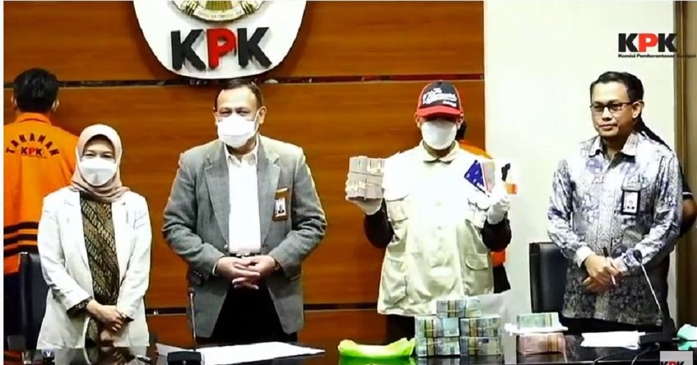 Ketua KPK Firli Bahuri dan Ketua BPK RI Isma Yatun didampingi Plt Jubir KPK Bidang Penindakan Ali Fikri, bersama barang bukti berupa uang tunai yang disita oleh tim KPK dari hasil OTT terhadap Bupati Kabupaten Bogor Ade Yasin dan kawan-kawan. /Foto Tangkapan Layar