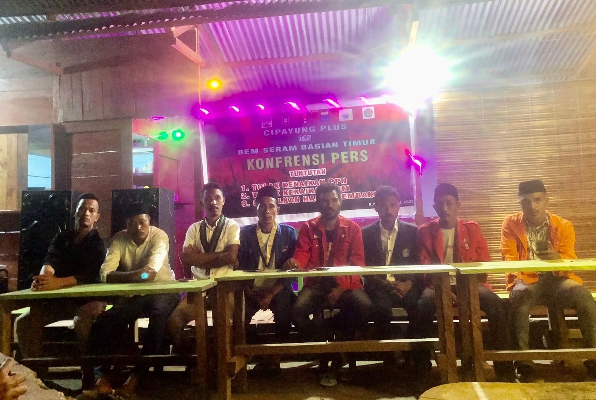 Pimpinan BEM dan OKP di Kabupaten SBT saat Konfrensi Pers yang digelar di Kedai Taman Jodoh di Jalan Air Kabur-Kabur Kota Bula, Senin malam (11/4/2022).