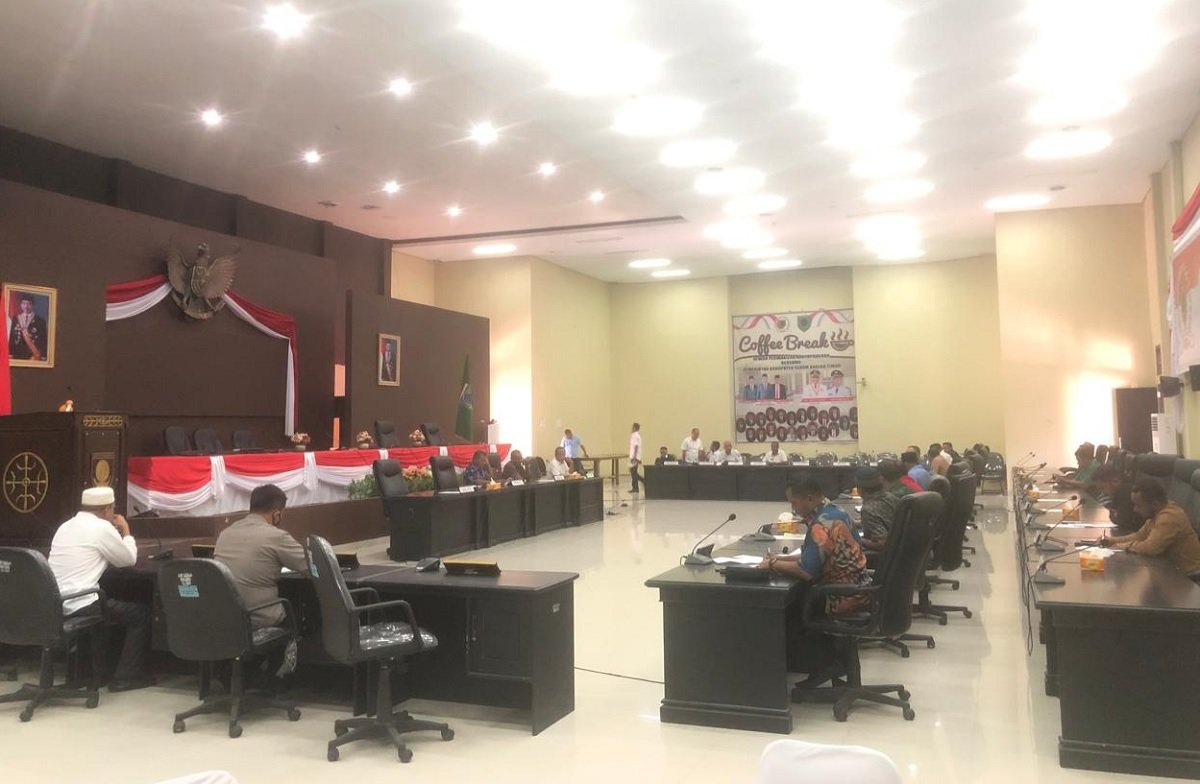 Rapat Dengar Pendapat gabungan komisi yang berlangsung di ruang rapat paripurna DPRD SBT, Rabu (13/4/2022).